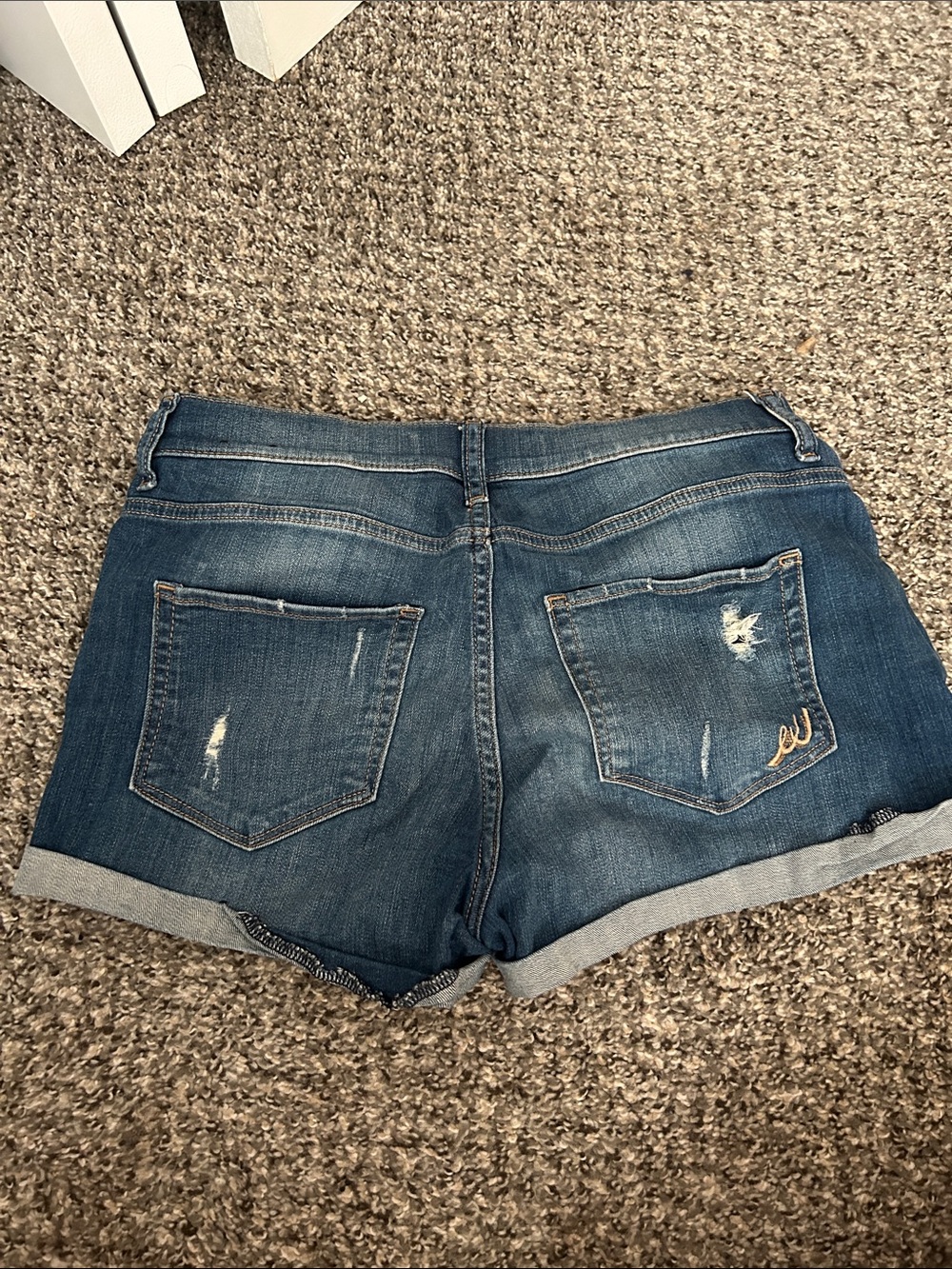 Women's Distressed Denim Shorts - Blue - Picture 4 of 4